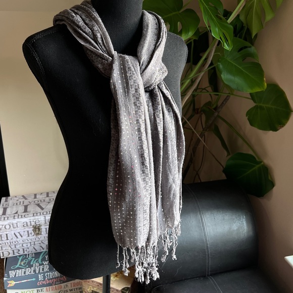 Gray Pattern Woven Sequined Polyester Scarf/Shawl 64” Fringe GUC - Picture 3 of 11